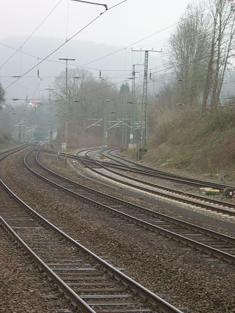 Die Bahnhofseinfahrt von Bammental aus kommend in Neckargemnd Bhf am 18.02.11