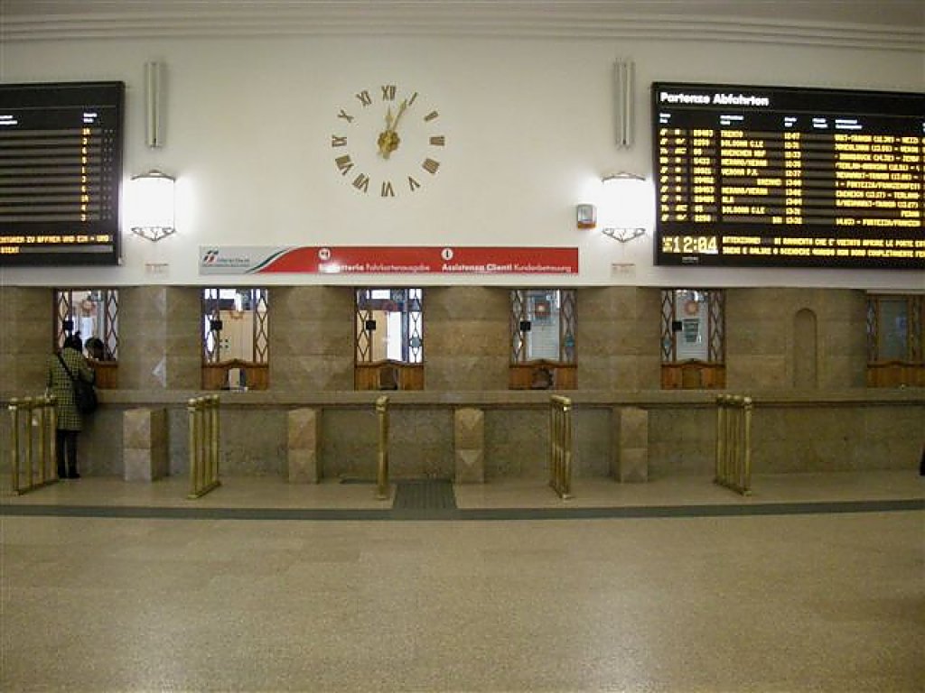 Die Bahnhofshalle von Bolzano/Bozen am 31.10.2011
Hier ist die groe Uhr mit jeweils einem kleinen Stck der beiden groen Anzeigetafeln zu sehen.