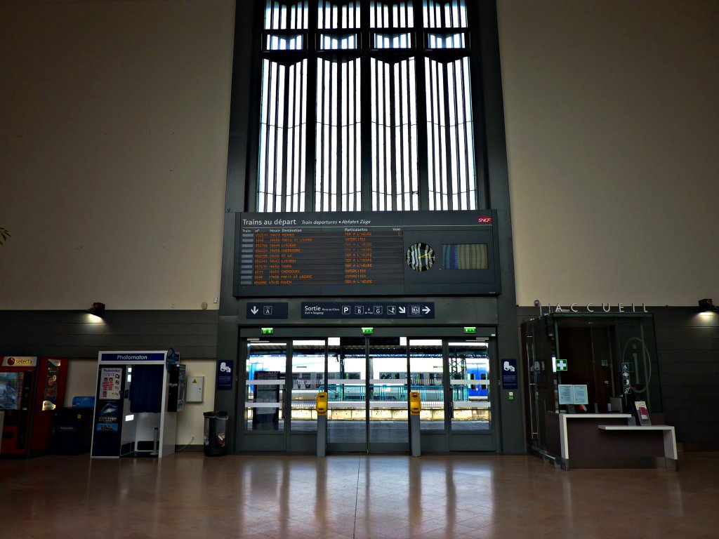 Die Bahnhofshalle in Caen am 5.4.2012.