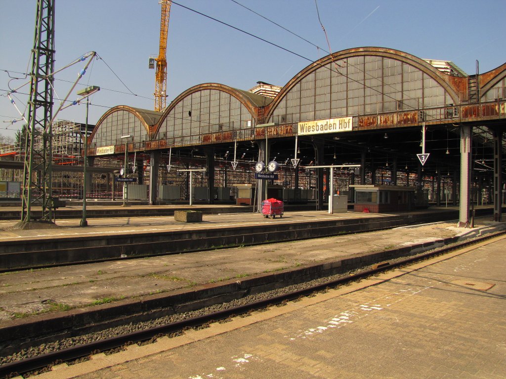 Die Bahnhofshalle vom Hauptbahnhof in Wiesbaden; 29.03.2011