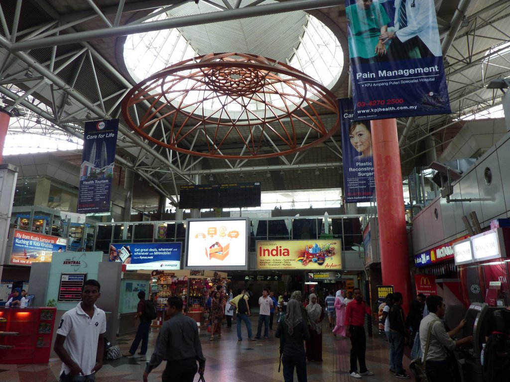Die Bahnhofshalle von Kuala Lumpur Sentral am 18.04.2011.