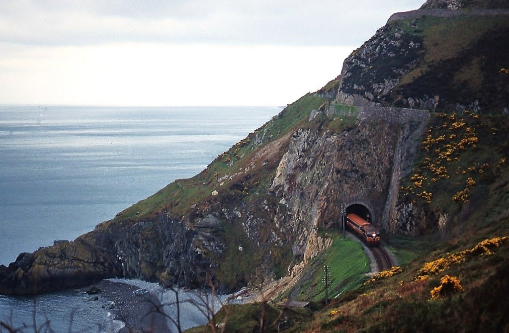Die Bahnlinie von Rosslare nach Dublin führt am 241 m hohen Bray Head direkt an der Irischen See entlang, hier im April 1992 mit einer Class 071