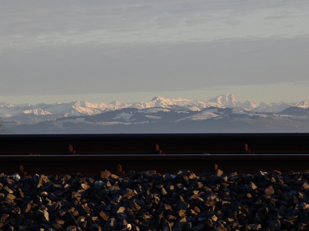 Die Bahnlinie von Weinfelden nach Kreuzlingen beschreibt bei Berg (TG) einen weiten Bogen den Seercken hinauf. Hier bot sich am 26.12.2011 die Gelegenheit, die scheinbar hinter der Gleisberhhung liegenden verschneiten Berge des Alpsteins zu fotografieren.