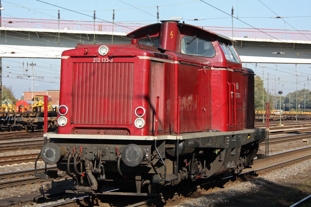 Die Bahnservice Mannheim 212 133 am 22.10.11 als Lz bei der Durchfahrt durch Ratingen-Lintorf.