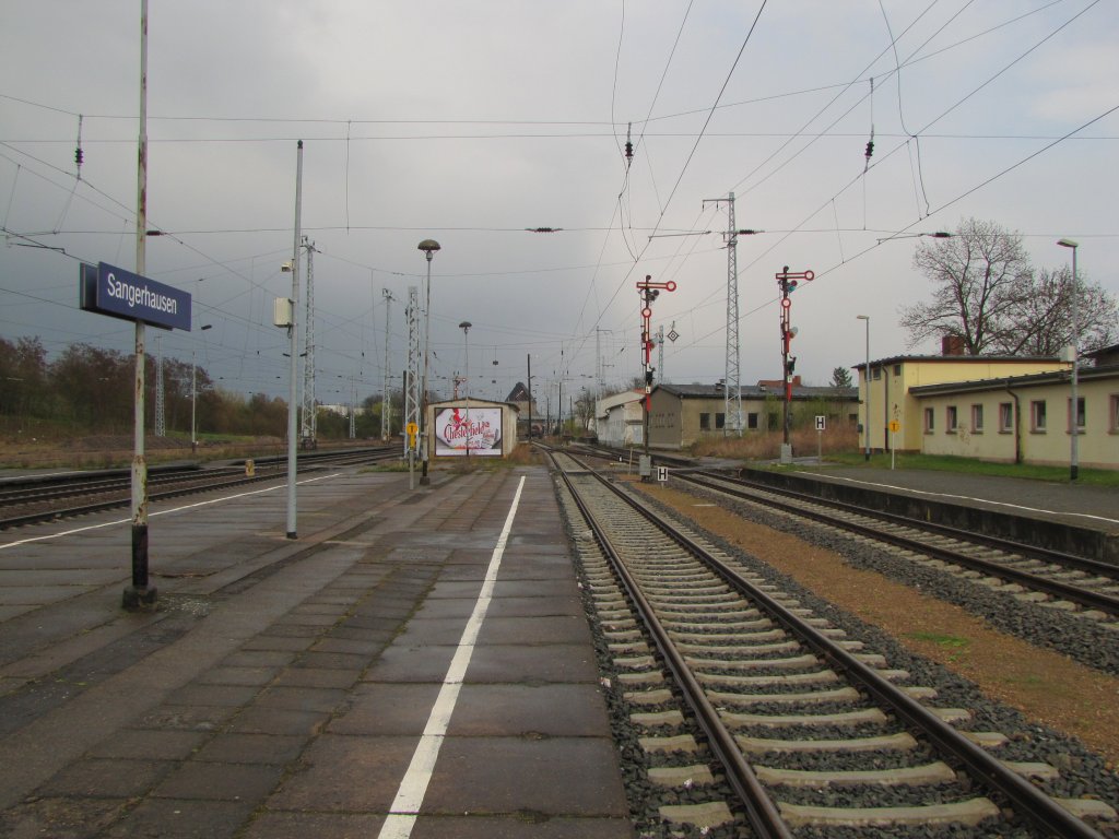 Die Bahnsteig 2 und 1 in Sangerhausen am 12.04.2012.