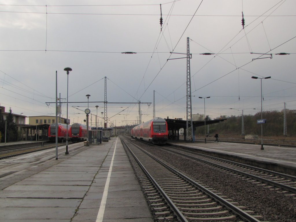 Die Bahnsteig 2 - 6 in Sangerhausen am 12.04.2012.
