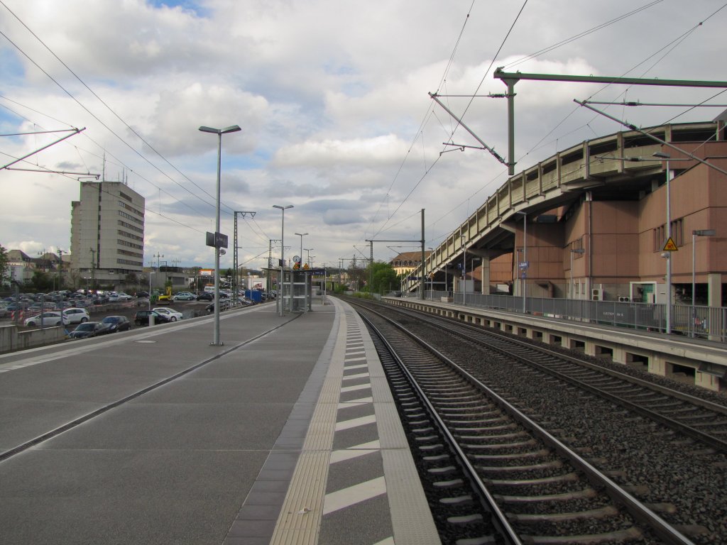 Die Bahnsteige 2 und 3 neben den Lhr Center in Koblenz Stadtmitte; 24.04.2012