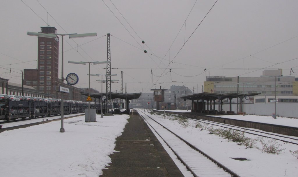 Die Bahnsteige in Rsselsheim Opelwerke; 22.12.2010