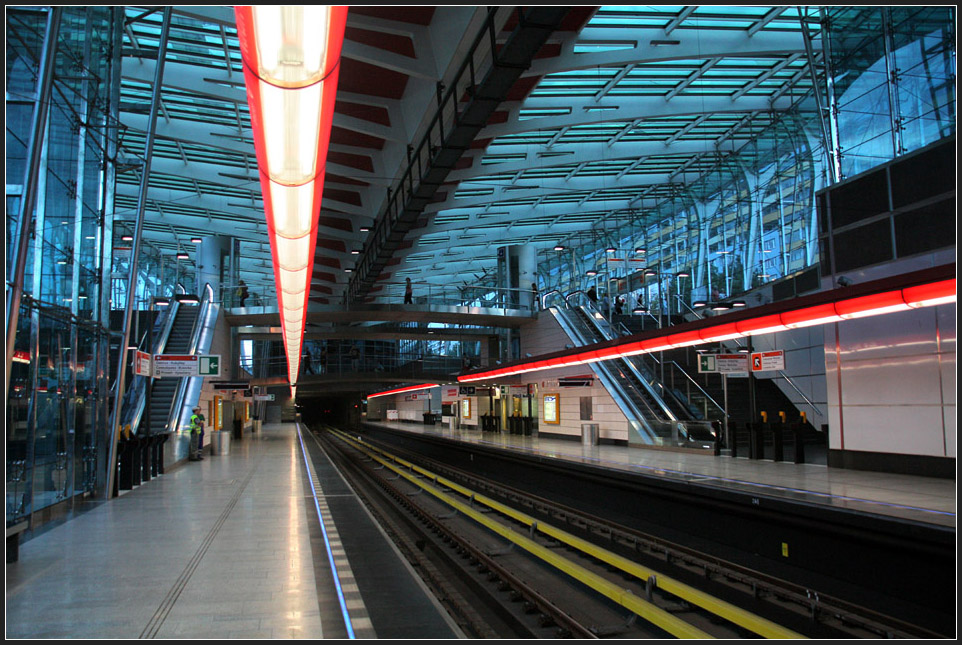 Die Bahnsteigebene der Metrostation Stří¸kov - ohne Zug. Das blaue Licht ergab sich aufgrund der abendlichen Dämmerung. 

10.08.2010 (M)