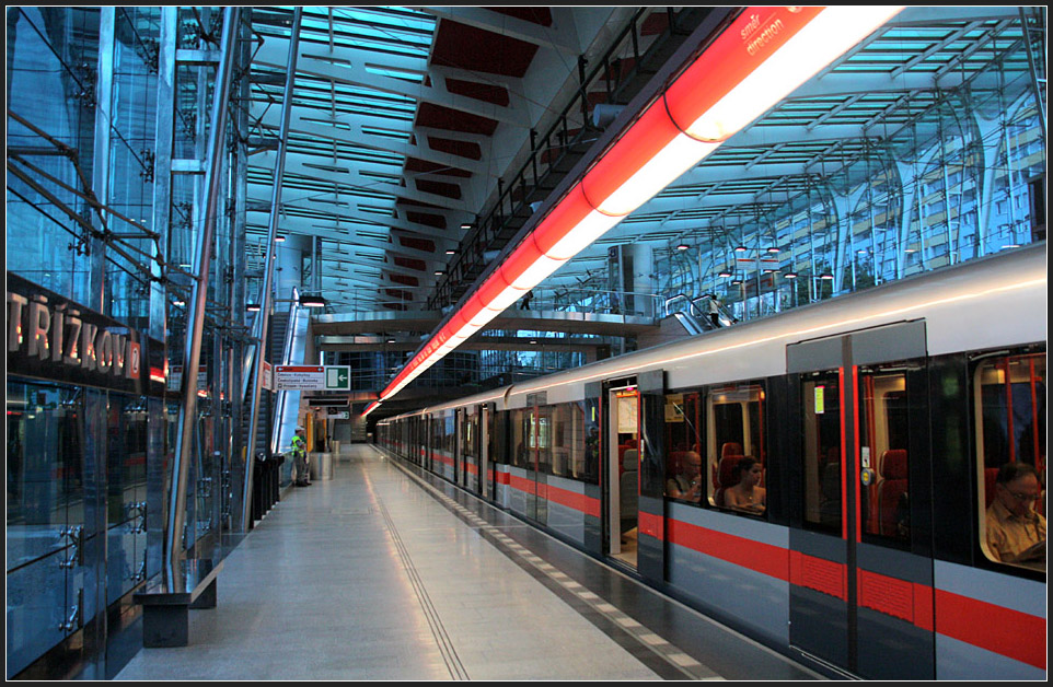 Die Bahnsteigebene der Metrostation Stří¸kov - mit Zug. 

10.08.2010 (M)