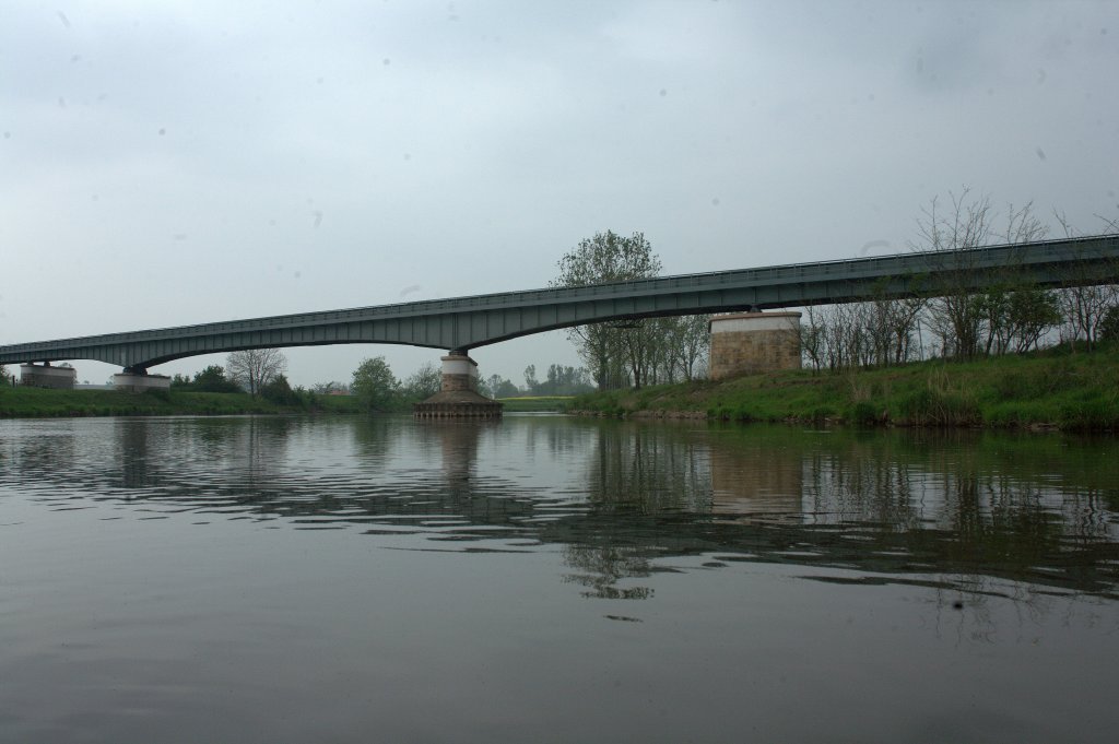 Die Bahnstrecke Halle-Halberstadt-Ilsenburg berquert hier  auf einer
langen bogenfrmigen Blechtrgerbrcke die Saale
03.05.12  gegen 14:33 Uhr aufgenommen.