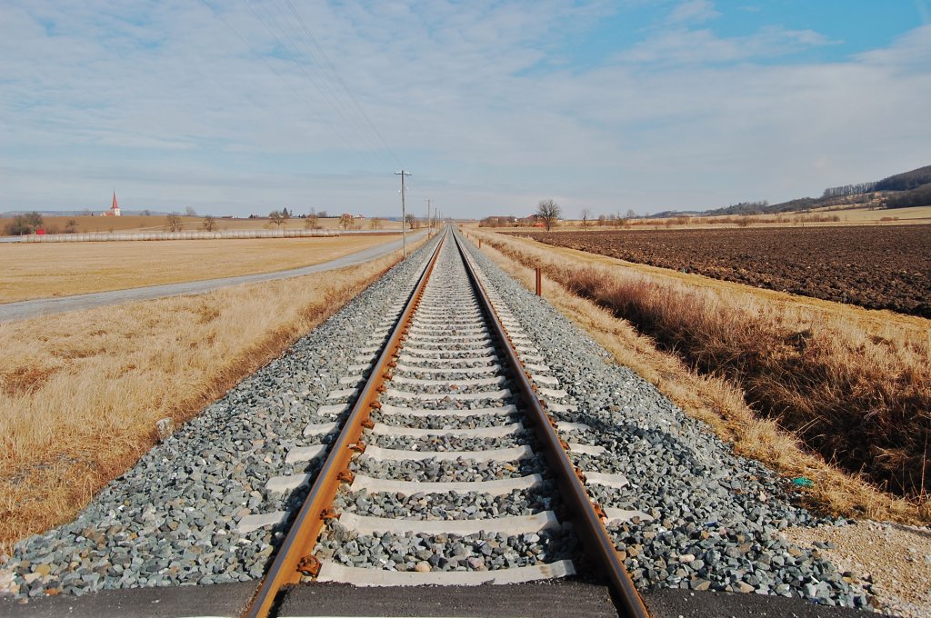 Die Bahnstrecke Neustadt Aisch - Steinach mit Blick in Richtung Neustadt. Dieses Foto wurde am BAHNBERGANG aufgenommen. (Siehe unteren Bildrand)
