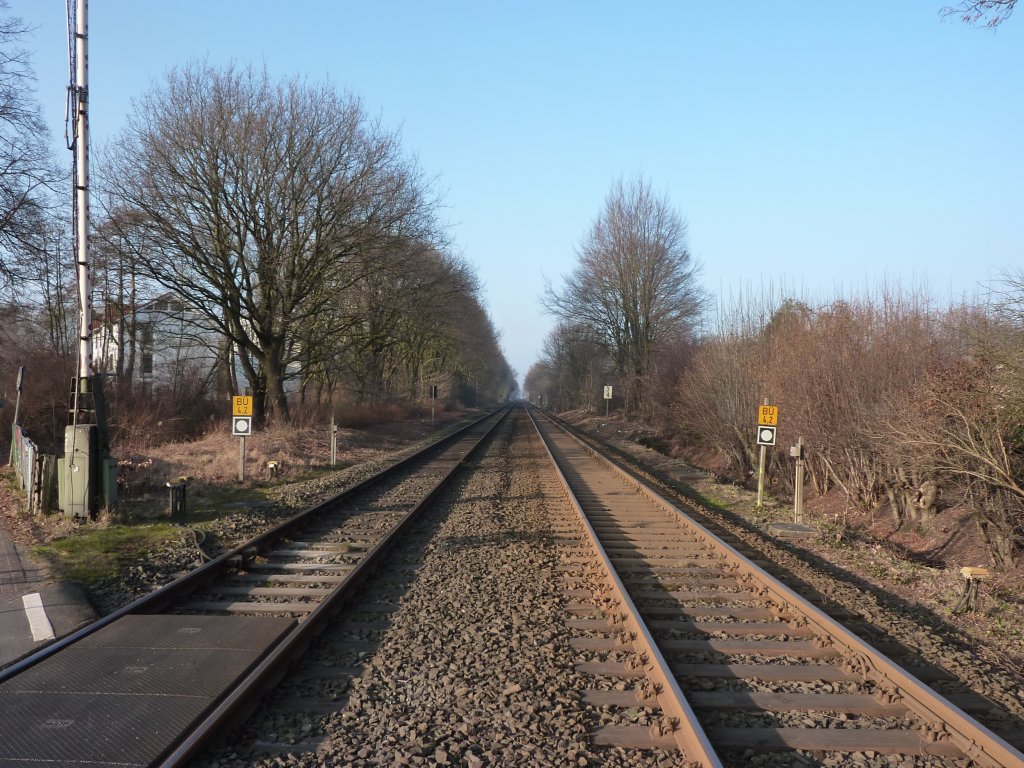Die Bahnstrecke Oldenburg - Wilhelmshaven am 3.3.2011. Aufgenommen am Bahnbergang Alexanderstrae mit Blick in Richtung Wilhelmshaven.