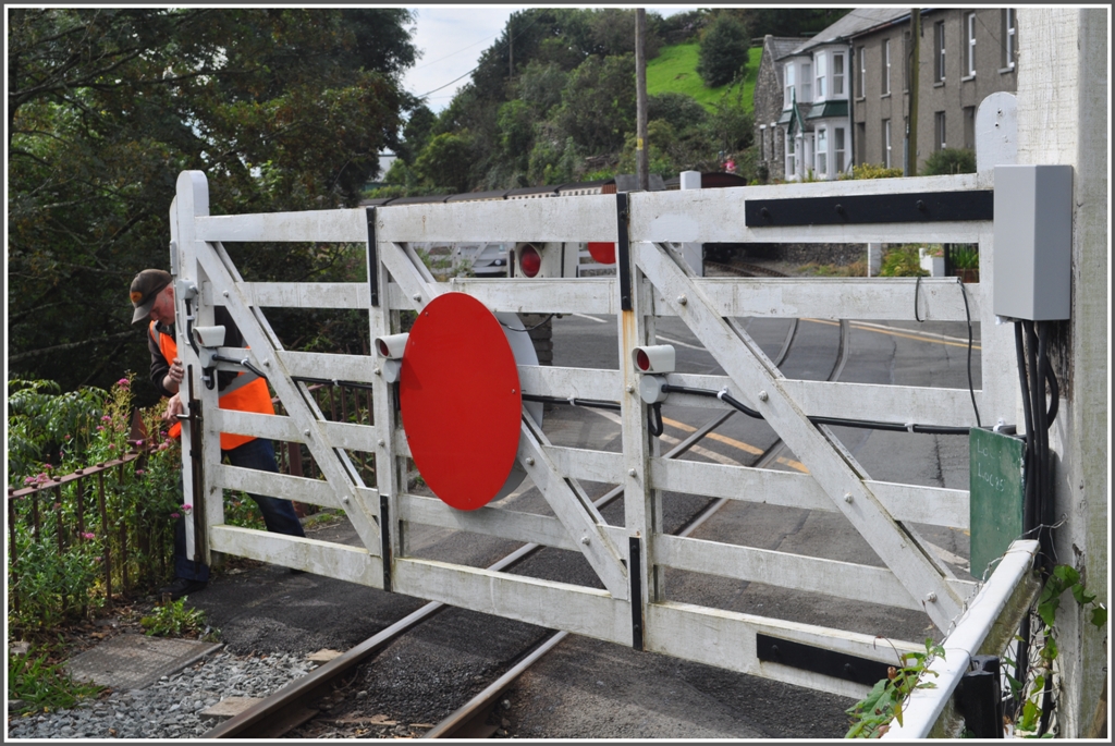 Die Bahnstrecke ist wieder Gesperrt und die Autos haben wieder freie Fahrt. (04.09.2012)