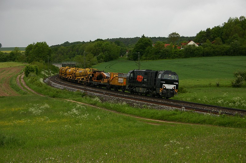 Die Bauarbeiten auf der KBS 880 sind im vollen Gange.
Eine MRCE/RTS G2000BB rollt mit ihren Umbauzug bei Edlhausen an mir vorbei.(30.5.2010)