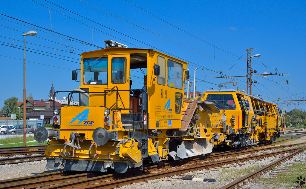 Die Baumaschine der S fhrt in Pragersko zur Betankung fr ihren Einsatz ber die Wochenende. /7.9.2012  