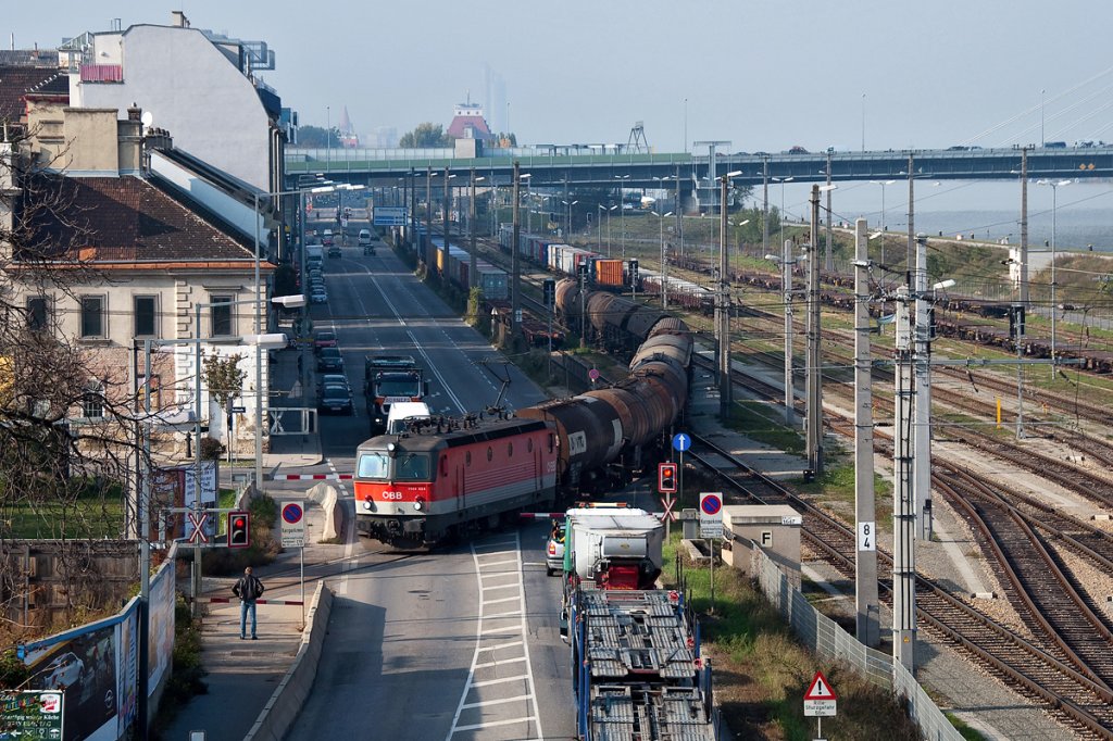Die Baureihe 1144 berquert mit einem Gterzug den Handelskai in Wien. Die Aufnahme entstand am 22.10.2012.