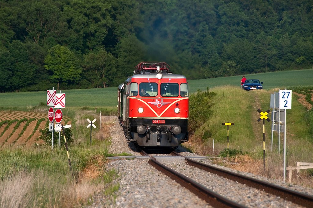 Die Baureihe 2050 ist eine dieselelektrische Lokomotive. Das habe ich irgendwo einmal gelesen und es scheint doch wahr zu sein;-) 2050.09, bringt den SLP 17113 (Prsentationsveranstaltung der Erlebnisbahn) von Ernstbrunn ber Korneuburg, zurck nach Wien FJB. Diese Aufnahme entstand am 29.05.2012 zwischen Ernstbrunn und Naglern.