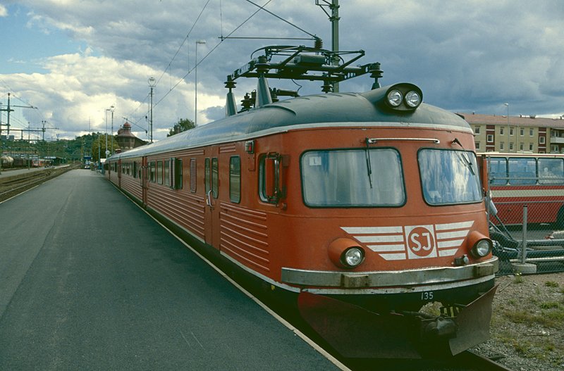 Die Baureihe X9 der SJ wurde im schwedischen Volksmund  Paprikazug  genannt. Der X9 135 gnnt sich am 03.09.1989 eine kleine Pause im 
nrdlich von Gteborg gelegenen Uddevalla. 