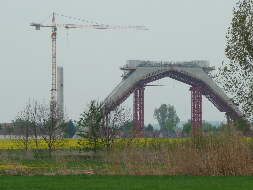 Die Baustelle der Unstruttalbrcke nach dem Bibratunnel bei Wetzendorf; 02.05.2010 

