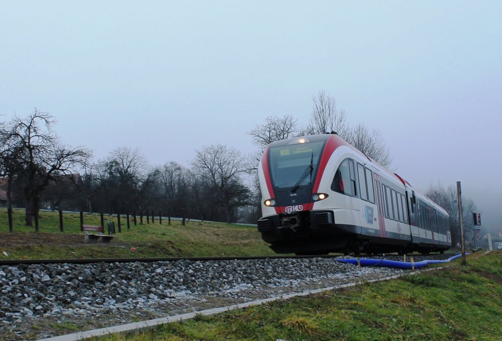 Die Baustelle zum Koralmtunnel Baulos KAT2 prgt das Leibenfeld jetzt schon mehrere Jahre . Heuer im Sptherbst wurde zur splung der beiden Tunnelbohrmaschinen eine Zubringerleitung,die aus der Lassnitz Wasser ansaugt,nach verwendung gereinigt und abgekhlt wird und dannach wieder der Natur bergeben, errichtet. Entlang der sogenannten  Leibenfelder Hhe  liegt der blaue Schlauch nun bis zur beendigung der Baustelle. Hier 5063.06 kurz vor dem Vorsignal a1 am 11.01.2013 