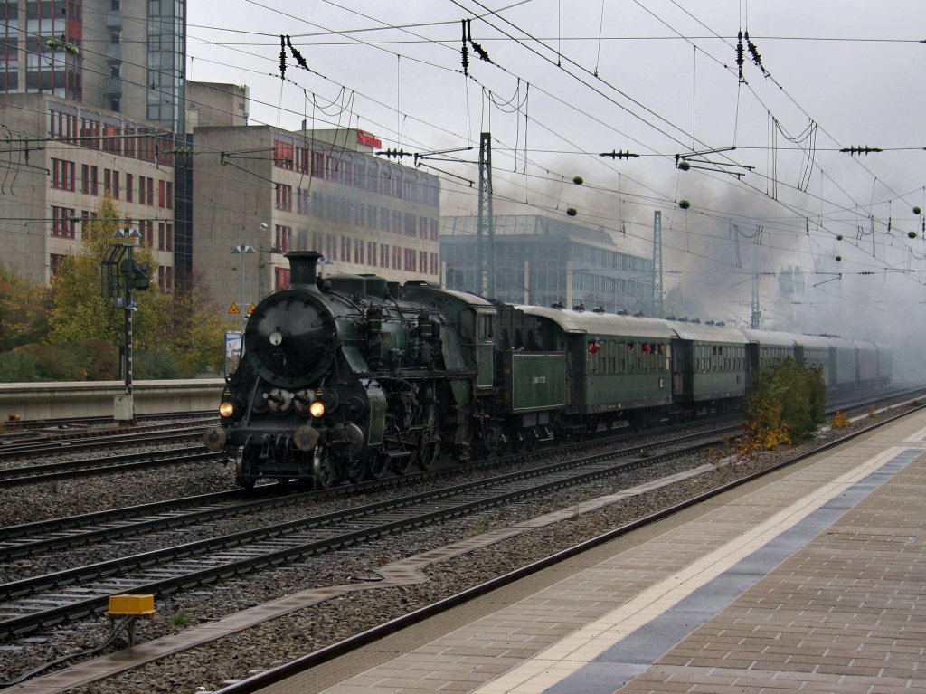 Die Bayerische S 3/6 am 17.10.2010 mit einem Sonderzug bei der Durchfahrt am Heimeranplatz (M�nchen).