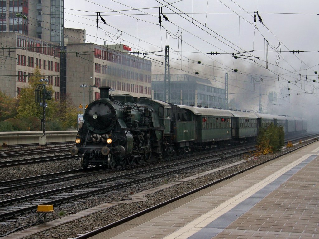 Die Bayerische S 3/6 am 17.10.2010 mit einem Sonderzug bei der Durchfahrt am Heimeranplatz (Mnchen).