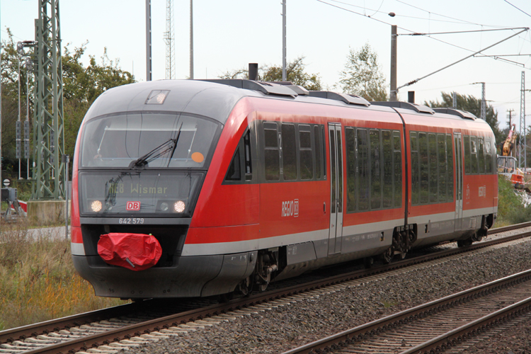 Die Bayern zu Gast in Rostock:642 579 als RE8 von Tessin nach Wismar bei der Einfahrt im Rostocker Hbf.09.10.2011