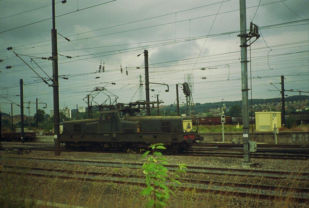 Die BB 12127 beim rangieren im Bahnhof Bning les St-Avold im July 1988....