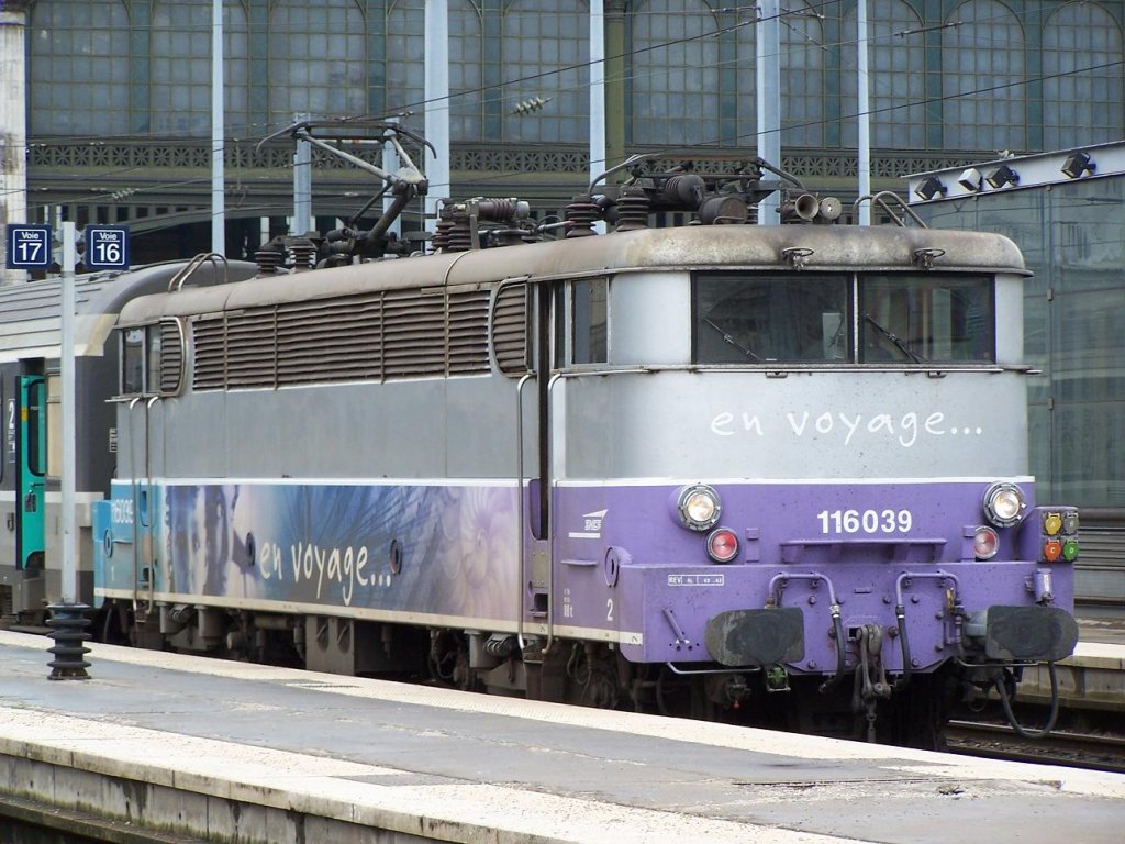 Die BB 16039 mit En Voyage Lackierung im Bahnhof Paris Nord am 04/10/10.