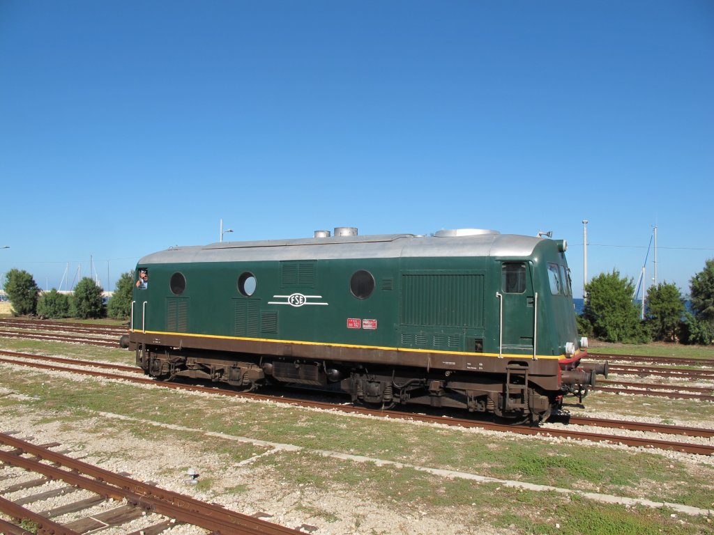 Die BB 162 der Ferrovie del Sud-Est (FSE) kommt heute mit dem Museumszug aus dem Eisenbahnmuseum Lecce zum Einsatz. Die Aufnahme entstand am 18. Oktober 2012 bei Umfahrung des Museumszuges in Gallipoli.