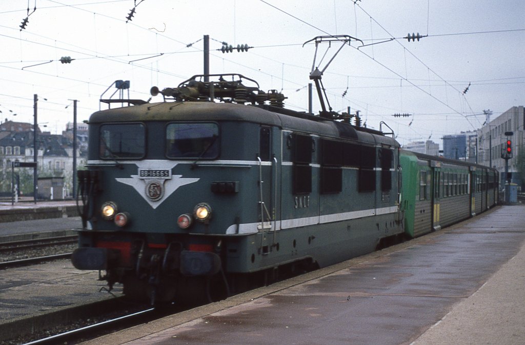 Die BB 16665 im September 1989 bei der Einfahrt nach Metz mit einem Regionalzug aus Nancy. Nikon F301 - Scan vom Dia. 
