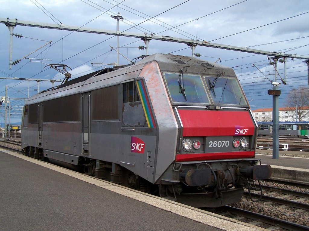Die BB 26070 mit TER Alsace bemahlung im Bahnhof Clermont-Ferrand am 28/03/10.