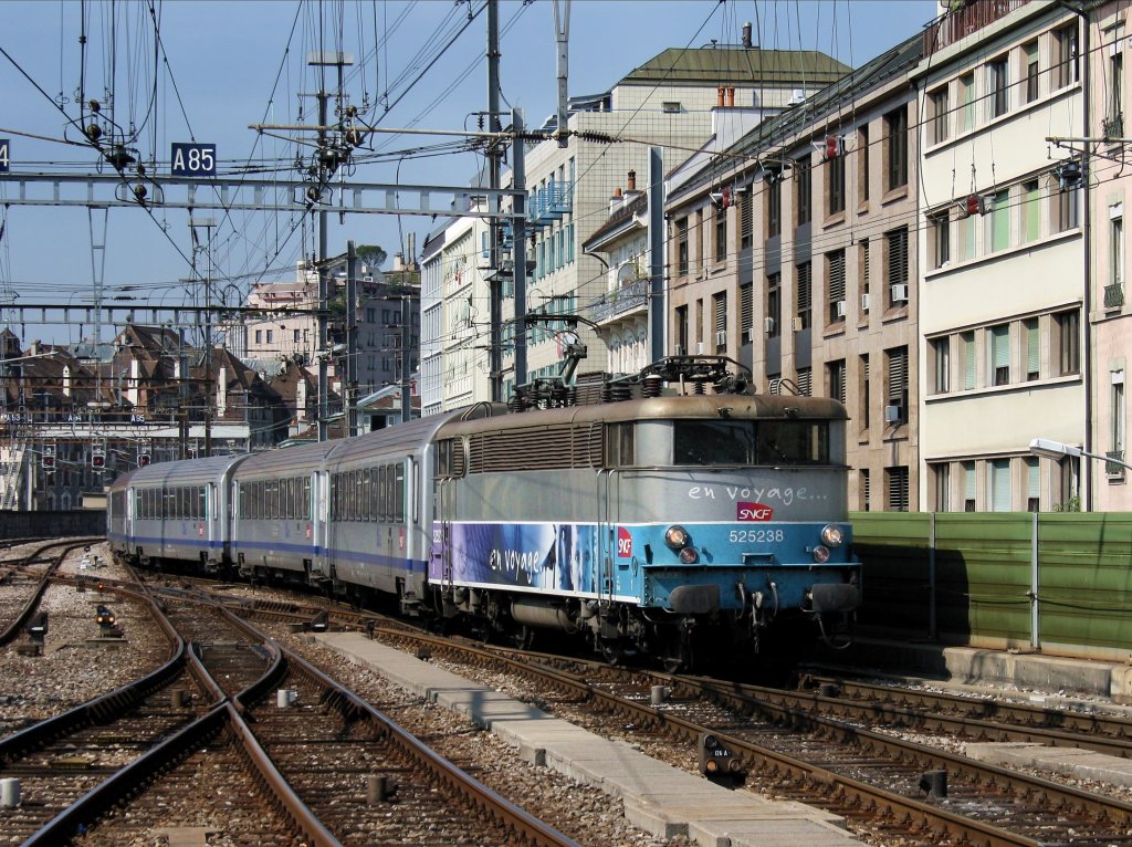 Die BB 525238 am 30.06.2009 mit einem EC bei der Einfahrt in Genf.