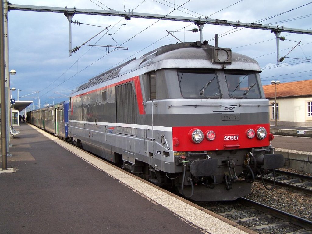 Die BB 67557 mit eine RRR TER Auvergne im Bahnhof Clermont-Ferrand am 28/03/10.
