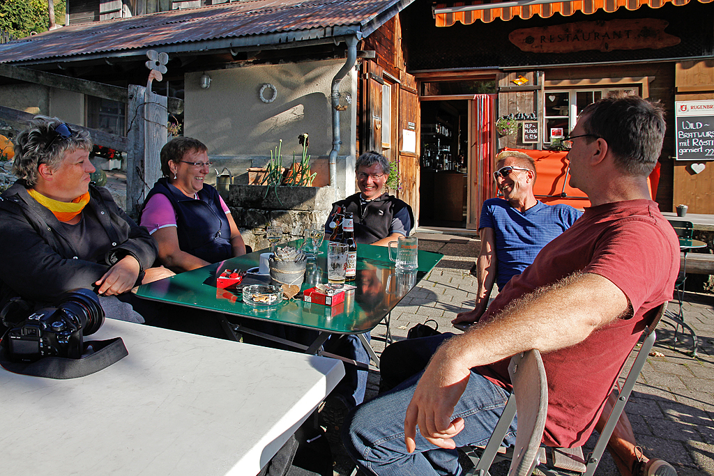 Die BB-Fotografen-Gruppe ist nun wieder zusammen: beim Zvieri auf der Terrasse im Berghaus Planalp, 01. Okt. 2011, 17:06