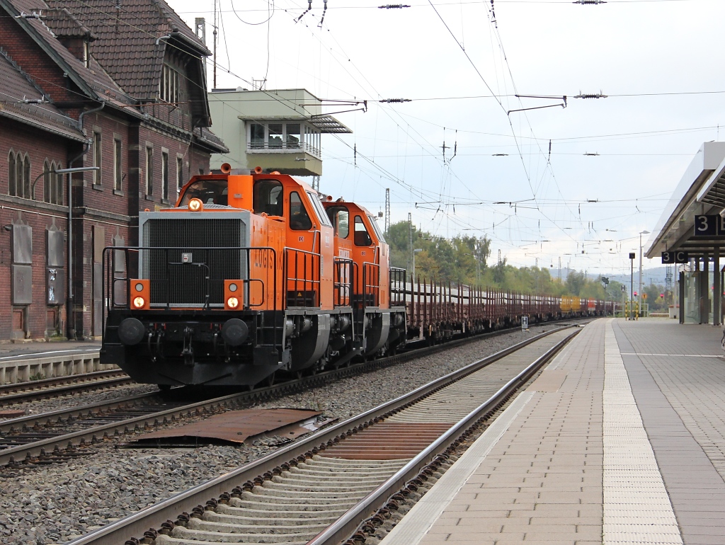 Die BBL Loks 214 021-8 (BBL 05) und 214 023-4 (BBL 10) mhen sich mit einem Schwellenzug in Richtung Sden ab. Aufgenommen am 07.10.2011 in Eichenberg.