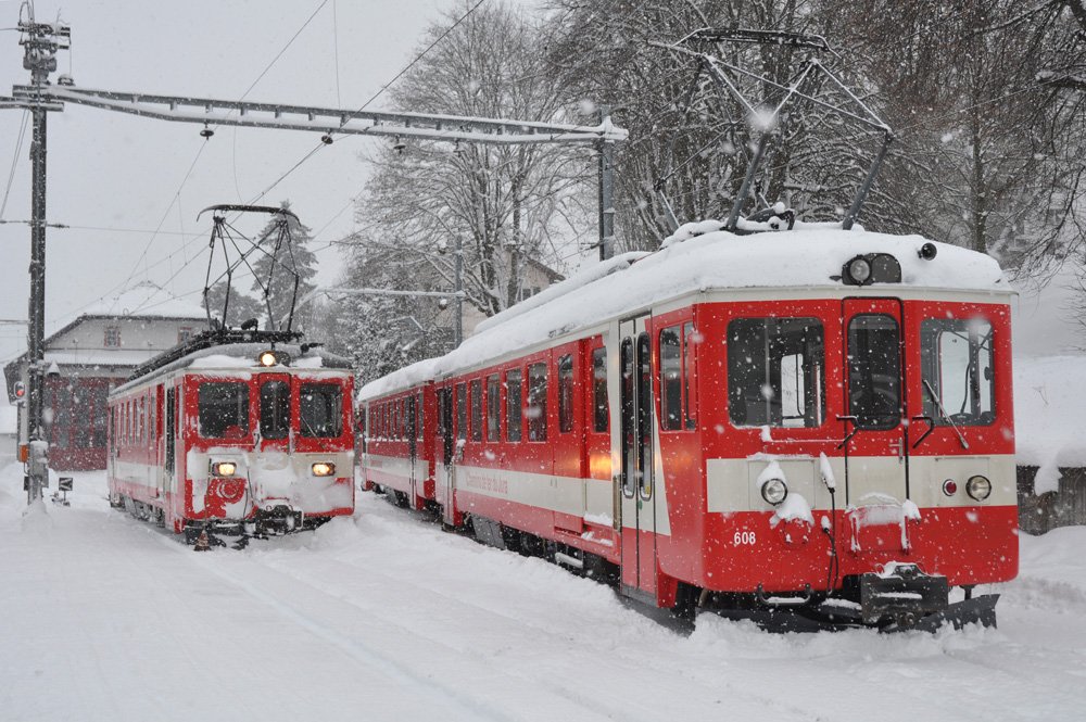 Die BDe 4/4 I 608 und Bt 704 fahren in Tramelan zur Verstrkung des R 124 Tavannes - Le Noirmont an den ABDe 4/4 I 603. Die bald 60jhrigen Fahrzeuge sind wegen dem Grossverkehr des Hundeschlittenrennens in Saignelgier unterwegs.