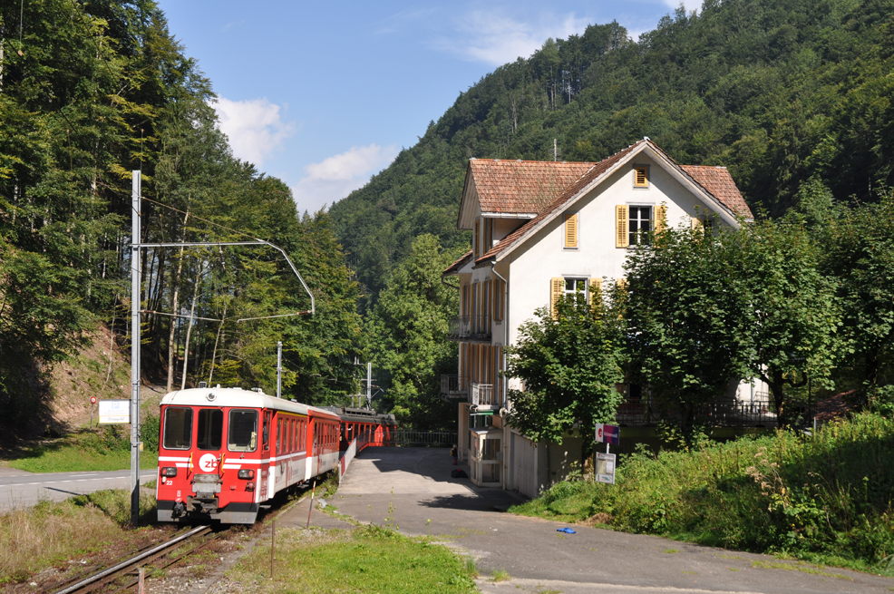 Die BDeh 140 006-8, B 554-6 und At 022-6 fahren am 5. September 2010 als IR 3669 Engelberg - Luzern in die Station Grnenwald. Die Steilstrecke nach Engelberg wird in weniger als 3 Monaten stillgelegt!