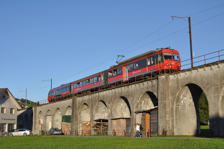 Die BDeh 4/4 13, B 293 und ABt 121 erreichen Appenzell am 11. September 2010 ber den Sitterviadukt als S11 2181 St. Gallen - Appenzell.