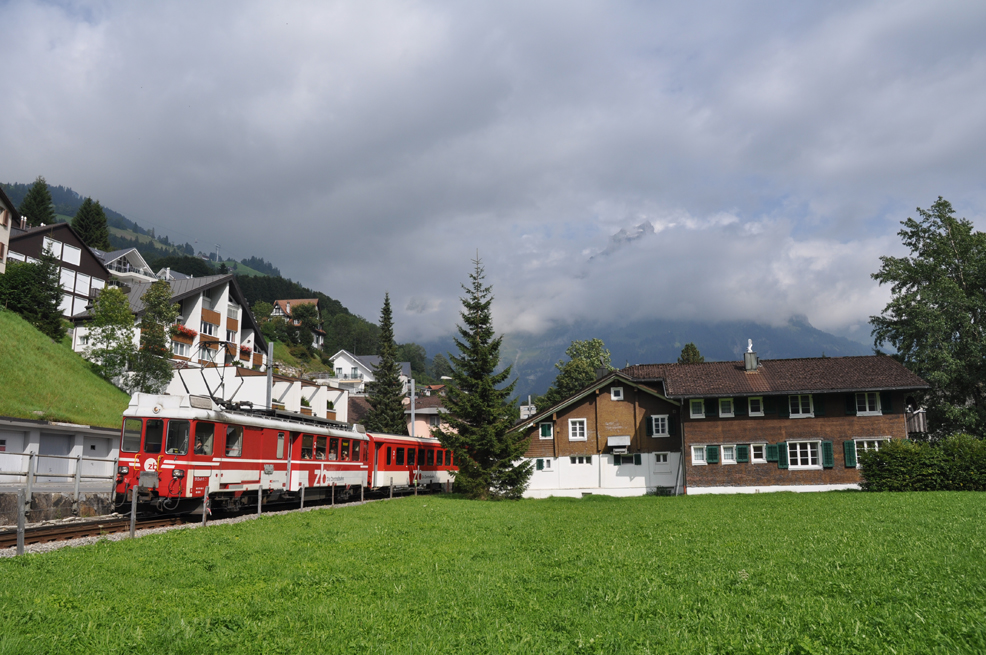 Die BDeh 4/4 3, B 553-8 und ABt 026-2 verlassen Engelberg am 5. September 2010 als Entlaszugszug Engelberg - Wolfenschiessen zum IR 3681 Engelberg - Luzern. Wegen Triebfahrzeugmangel verkehrt dieser Zug nur bis Wolfenschiessen, wo auf das Tal-Modul umgestiegen werden muss.