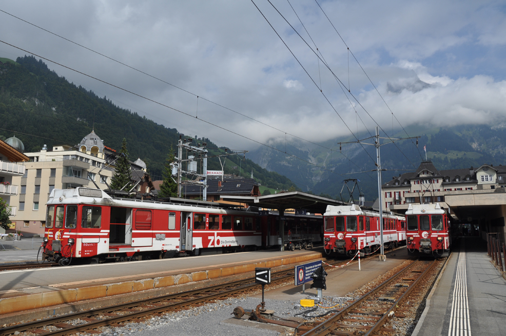 Die BDeh 4/4 3, BDeh 4/4 2 und BDeh 4/4 1 (also die 3 ltesten) stehen mit dem Entlastungszug zum IR 3681 bzw. IR 3681 bzw. IR 3685 TITLIS-EXPRESS am 5. September 2010 nebeneinander in Engelberg.
Wer weiss, wie lange ein solches Bild noch mglich ist. Sobald der Tunnel erffnet ist, sollen lngere Zge nach Engelberg fahren und auf Doppelfhrungen verzichtet werden.