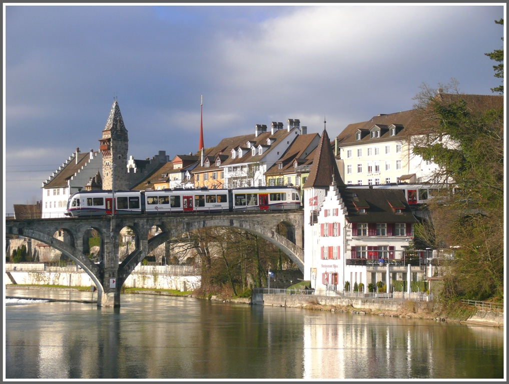 Die BDWM erhlt laufend 14 neue Stadler-Zge. Hier sind zwei neue ABe 4/8  Diamant  auf der Reussbrcke in Bremgarten zu sehen. (13.12.2010)