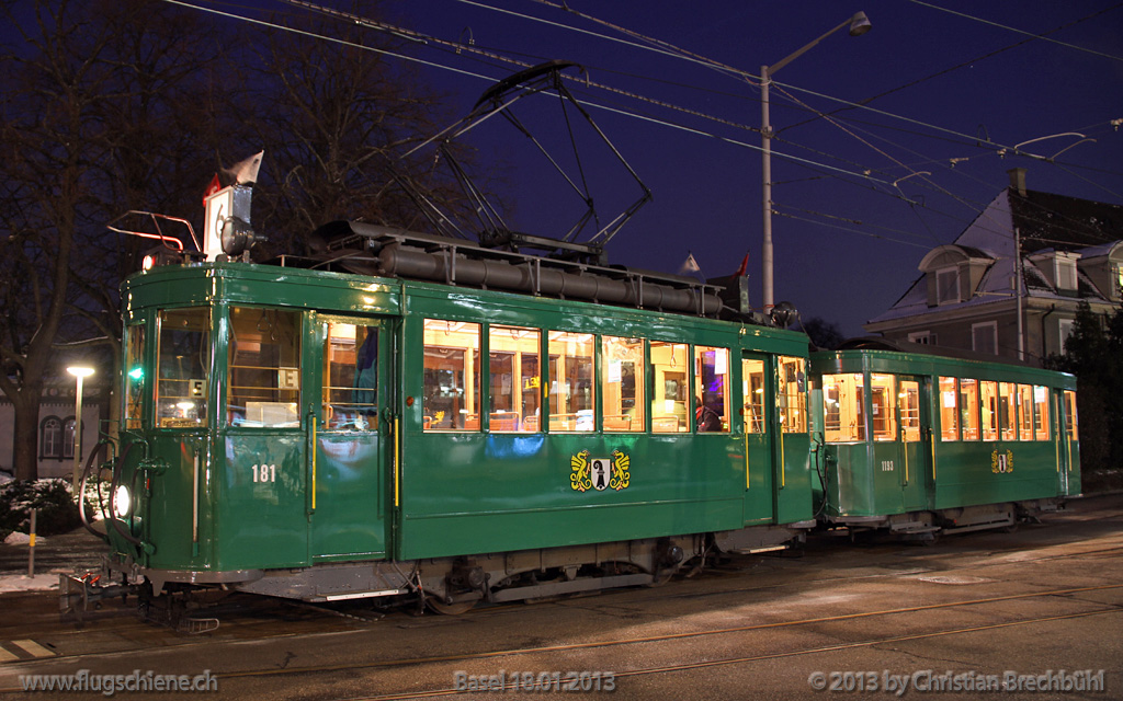Die Be2/2 181 der BVB  Zum Feigenbaum  mit B2 1193 vor der Ausfahrt auf die Strecke beim Depot Dreispitz fr einen langen und kalten Nachteinsatz fr die Basler Museumsnacht am 18. Januar 2013.
