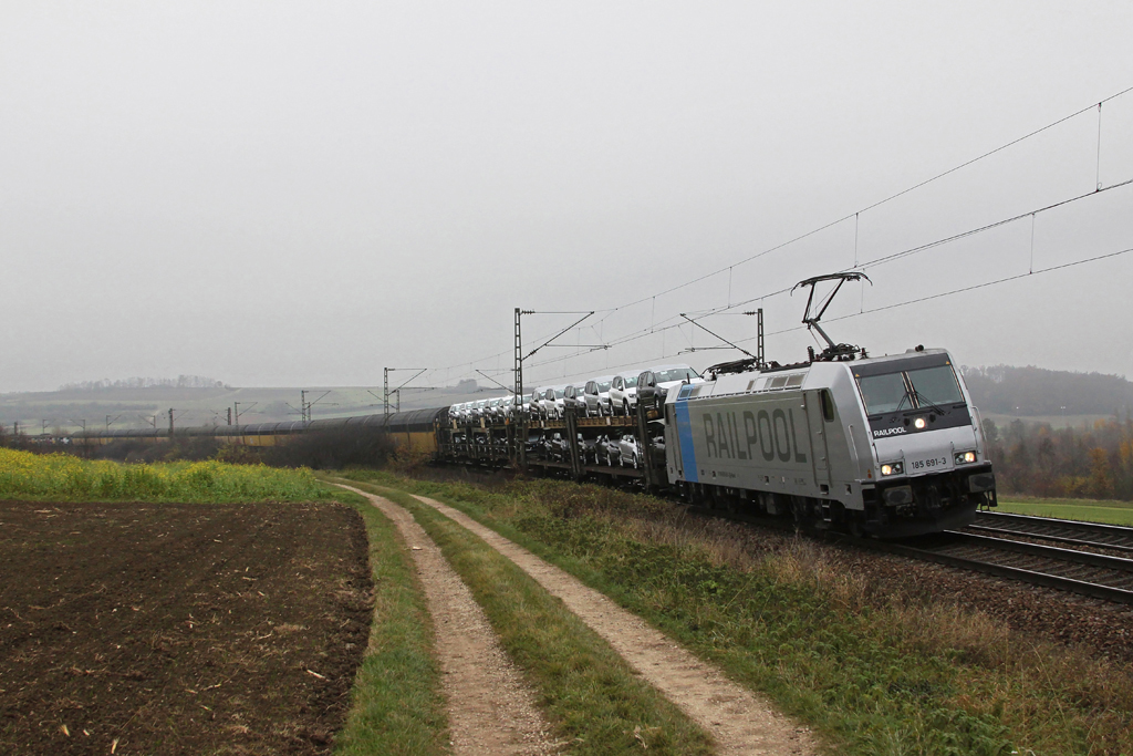 Die bei PCT eingesetzte 185 691 mit einem Autozug am 12.11.2011 bei Treuchtlingen.