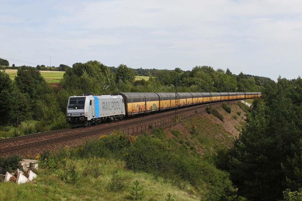 Die bei PCT eingesetzte 185 691 mit einem Autozug am 11.08.2011 bei Laaber.