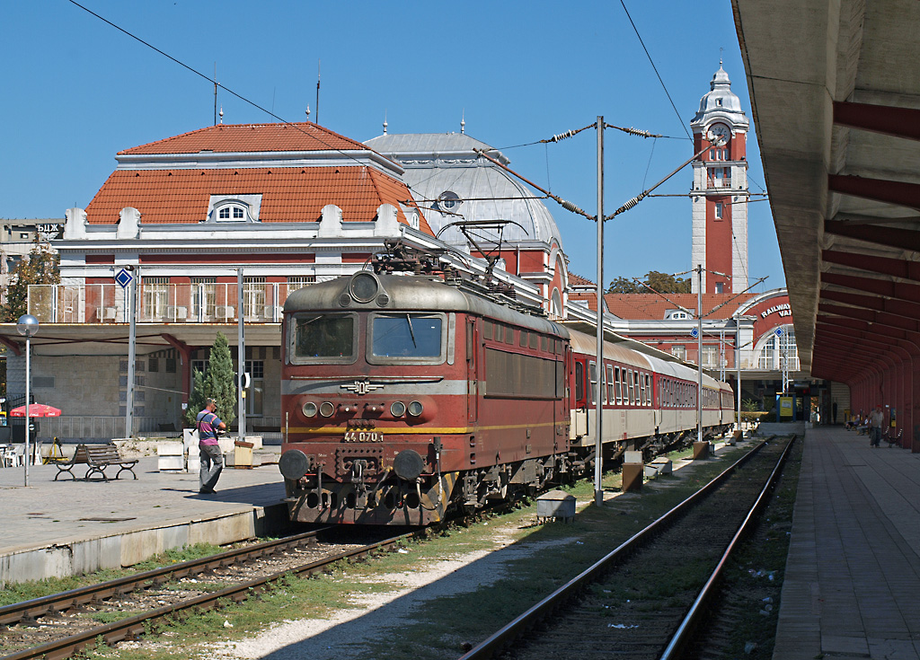 Die bei Skoda gebaute 44 070 wartet am 03.09.2012 im Bahnhof Varna mit Uhrem Schnellzug 8632  Rodopi  auf die Ausfahrt in Richtung Plovdiv.