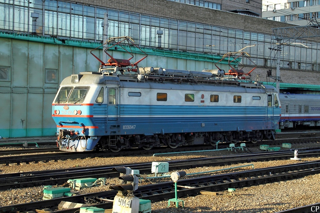 Die bei Skoda gebaute CHS2K-694 steht am 5.9.2011 im Kasaner Bahnhof in Moskau.