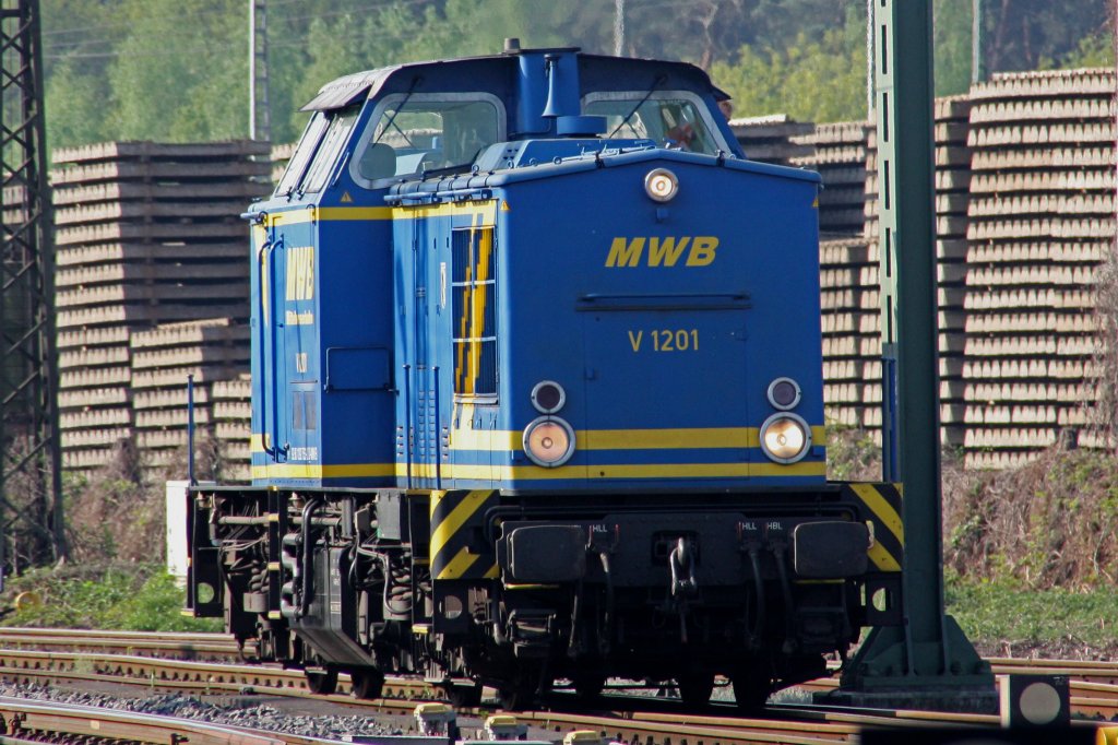 Die bei voestalpine Duisburg als Rangierlok t�tige MWB V1201 schaute am 20.4.11 mal kurz in Duisburg-Enenfang um die Ecke.