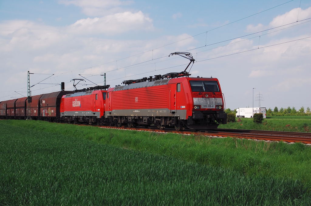 Die beiden 189 026-8 und die 189 080-5 kommen mit einem Sch�ttgutganzzug aus Neuss s�dw�rts gefahren am 4.5.2012 in Richtung K�ln.